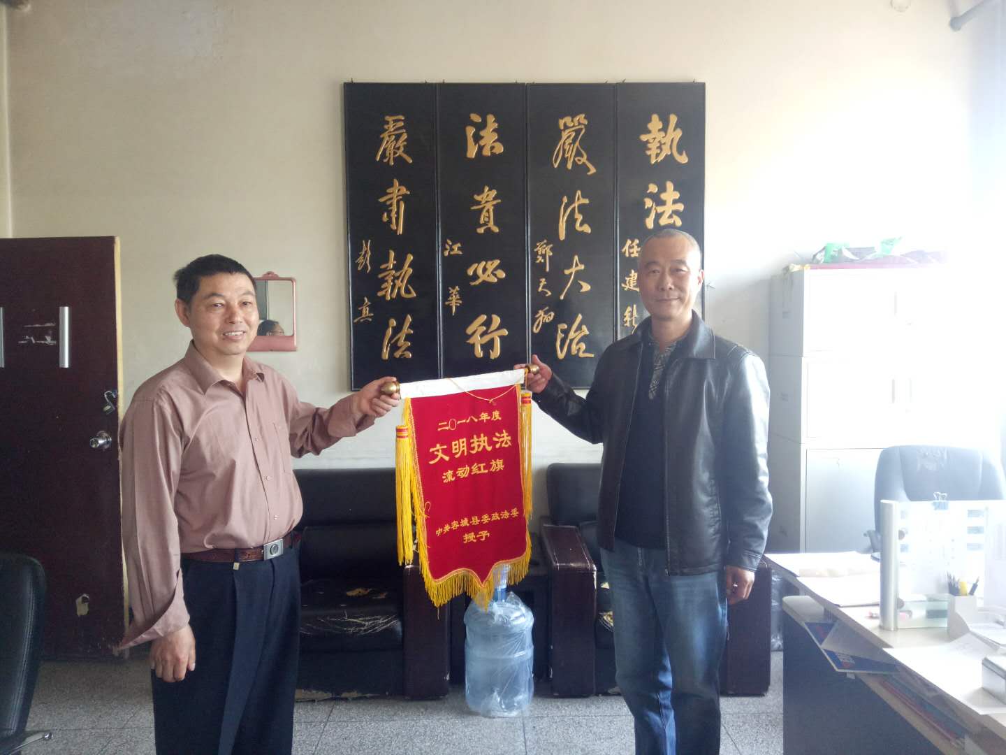 容城县政法机关第二季度流动红旗已挂牌